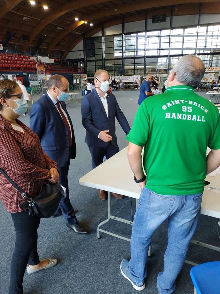 LeleuxNicolas's tweet photo. #ForumDesAssociations Merci aux dirigeants et bénévoles qui contribuent à l’épanouissement de chacun 😊 Et merci Dominique Da Silvade sa venue ; l’occasion de lui présenter notre fabuleux tissu associatif. Rencontre dans le respect des gestes barrières 🦠 😷 #SaintBrice https://t.co/906EDLiOPo