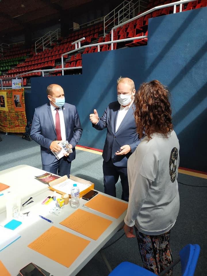 LeleuxNicolas's tweet photo. #ForumDesAssociations Merci aux dirigeants et bénévoles qui contribuent à l’épanouissement de chacun 😊 Et merci Dominique Da Silvade sa venue ; l’occasion de lui présenter notre fabuleux tissu associatif. Rencontre dans le respect des gestes barrières 🦠 😷 #SaintBrice https://t.co/906EDLiOPo