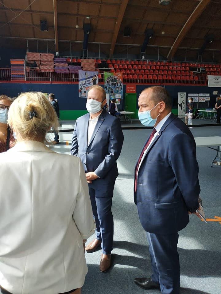 LeleuxNicolas's tweet photo. #ForumDesAssociations Merci aux dirigeants et bénévoles qui contribuent à l’épanouissement de chacun 😊 Et merci Dominique Da Silvade sa venue ; l’occasion de lui présenter notre fabuleux tissu associatif. Rencontre dans le respect des gestes barrières 🦠 😷 #SaintBrice https://t.co/906EDLiOPo