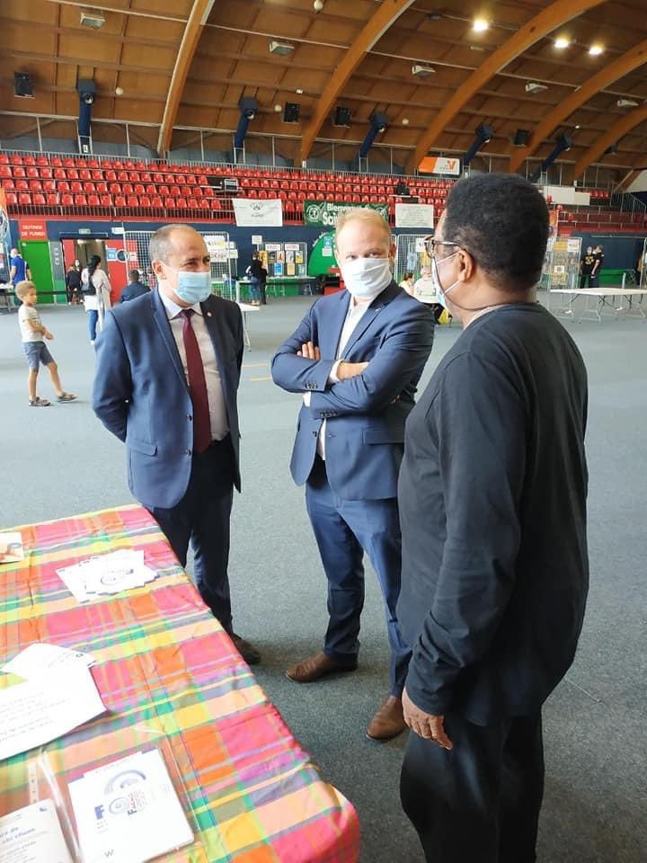 LeleuxNicolas's tweet photo. #ForumDesAssociations Merci aux dirigeants et bénévoles qui contribuent à l’épanouissement de chacun 😊 Et merci Dominique Da Silvade sa venue ; l’occasion de lui présenter notre fabuleux tissu associatif. Rencontre dans le respect des gestes barrières 🦠 😷 #SaintBrice https://t.co/906EDLiOPo