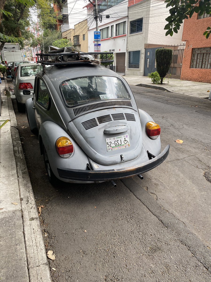 No puedo entender cómo hay gente así, dejando a sus perritos todo el día y noche en un coche. ¿ @UCS_GCDMX puedes ayudar a rescatar ? Están en calle Casas Grandes @BJAlcaldia afuera del 145 , sus dueños viven en el interior 15 de ese número. @LetyVarela