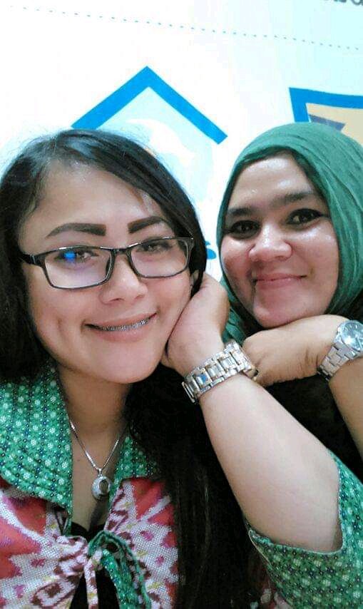 bima24963467's tweet photo. foto mama lagi sama temannya https://t.co/NztHi6qWzK