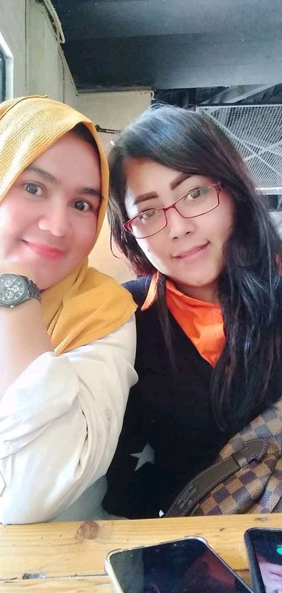 bima24963467's tweet photo. mama lagi foto sama temannya https://t.co/FKUJaEP10a