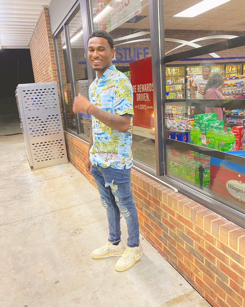 Ap17_jailyn's tweet photo. Uu looking crazy uu know the trenches raised me. 💯I’m Jb but I’m the ville jay-z💚#ASUTwitter https://t.co/EpU4pd5sej