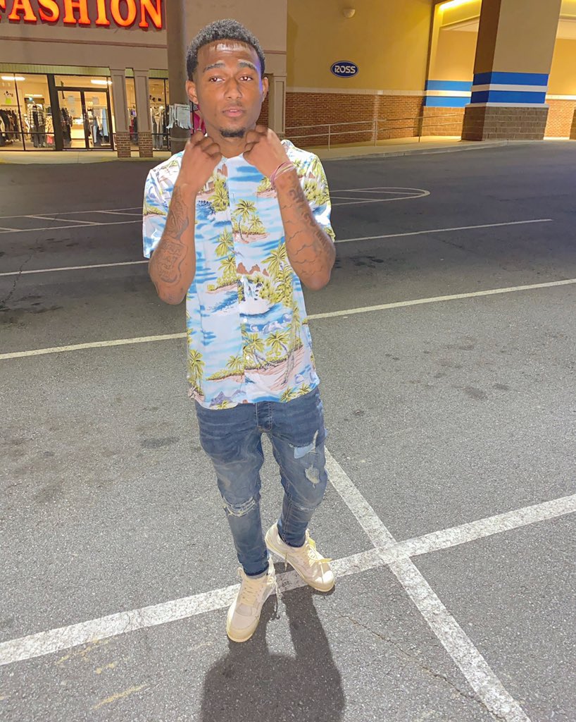 Ap17_jailyn's tweet photo. Uu looking crazy uu know the trenches raised me. 💯I’m Jb but I’m the ville jay-z💚#ASUTwitter https://t.co/EpU4pd5sej