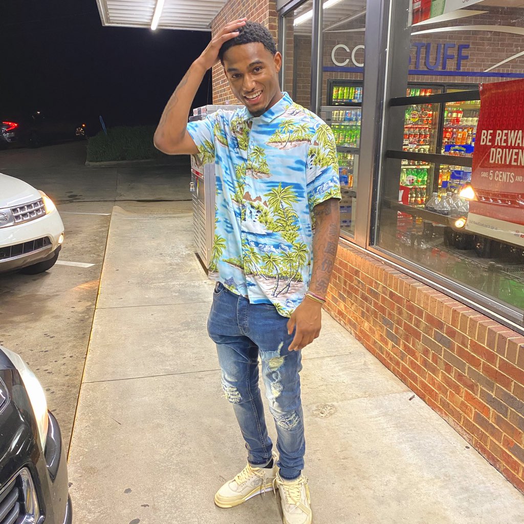 Ap17_jailyn's tweet photo. Uu looking crazy uu know the trenches raised me. 💯I’m Jb but I’m the ville jay-z💚#ASUTwitter https://t.co/EpU4pd5sej