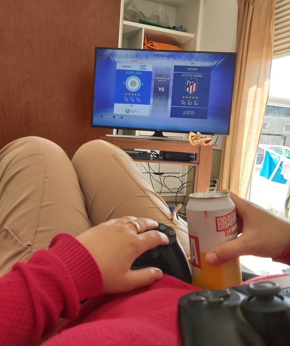 PabloPerez_97's tweet photo. Tirados en la cama, tomando birra y jugando a la play con el amor de mi vida,  que más puedo pedir?? @sofxspi https://t.co/jQ2akRpL2X