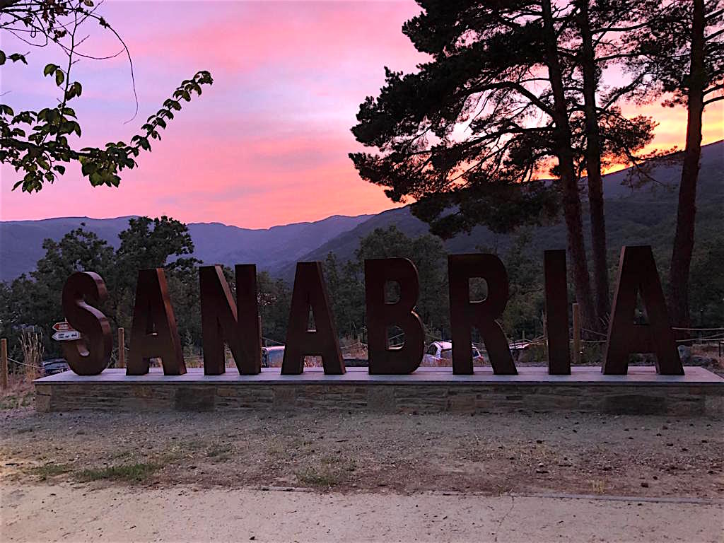 hvillalucerna's tweet photo. Esta noche “Cena especial sanabresa”
Una velada de“Gastronomía y Música” en Villa Lucerna
Los sabores tradicionales de Sanabria regados con vinos de Bodega Fariña y Bodega Viña Mambrilla .
#VillaLucerna #Sanabria #Zamora #BodegasFariña #Viñamambrilla #alidis #PamelaMagal https://t.co/JW0409dqGp