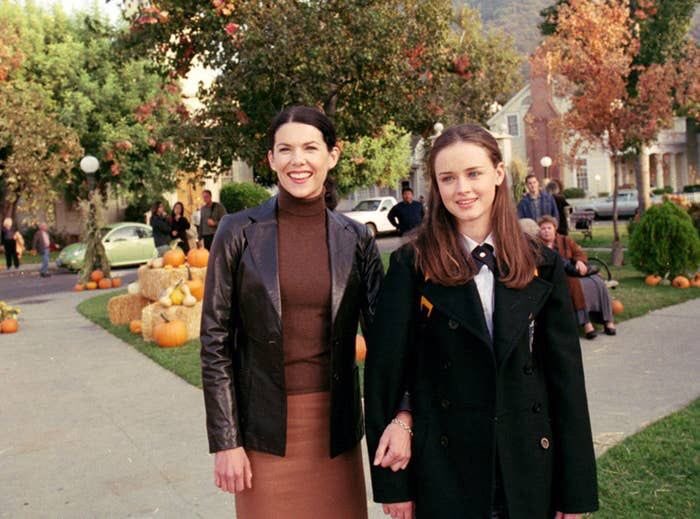voguevivant's tweet photo. there’s something about watching Gilmore Girls in the fall https://t.co/I3MAK5qKsV