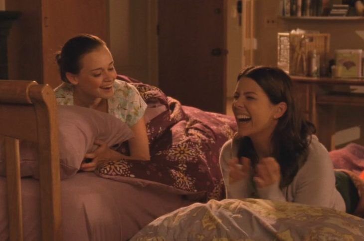 voguevivant's tweet photo. there’s something about watching Gilmore Girls in the fall https://t.co/I3MAK5qKsV