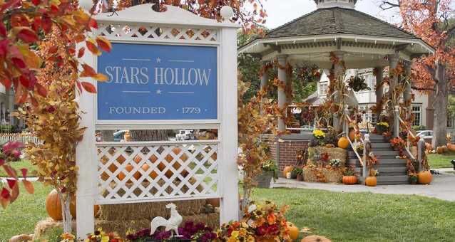 voguevivant's tweet photo. there’s something about watching Gilmore Girls in the fall https://t.co/I3MAK5qKsV