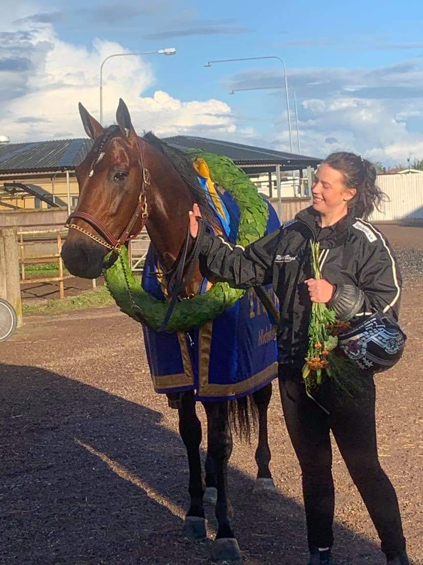 StallBergh's tweet photo. ⭐⭐⭐⭐Hail Mary🥇⭐⭐⭐⭐  #derbyt2020
Och som han gör det!!👑🏆🐴🍾🥂👏 🤩 https://t.co/vLdd1dtsvq