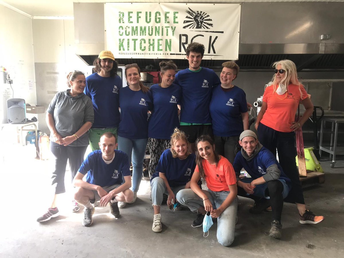 RefugeeCKitchen's tweet photo. [4/4] #HumansofRCK: Introducing Ellen!
Ellen: "what RCK achieves is a practical everyday solution for displaced people (in a political shitshow). Whilst people are trying to solve the overarching 'Migrant Crisis' or Refugee Crisis', people need hot food in Calais today. #calais https://t.co/IUi7SfVKuS