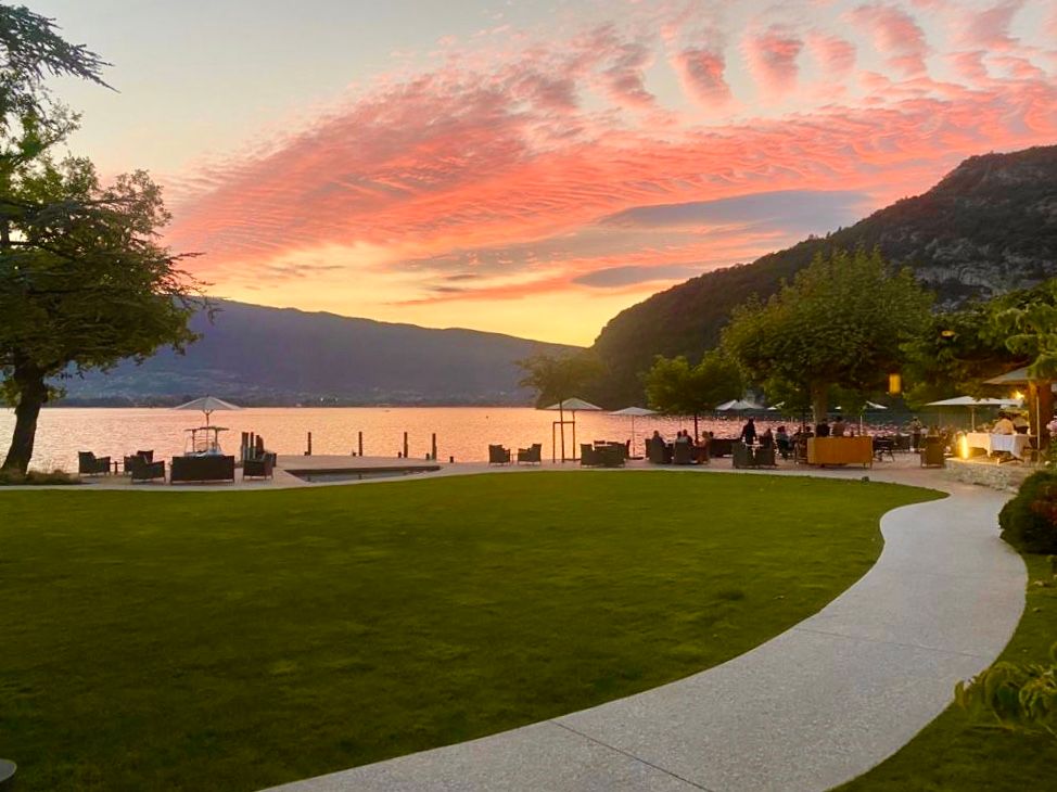 La nature nous gâte en ce moment sur le Lac d’Annecy 🙌💚

En terrasse, quand vous le souhaitez, installez vous aux premières loges face au spectacle des lumières 🙌

_________

#AubergeduPereBise #Nature #Talloires #LacAnnecy #BeautifulSunset #AnnecyMountains