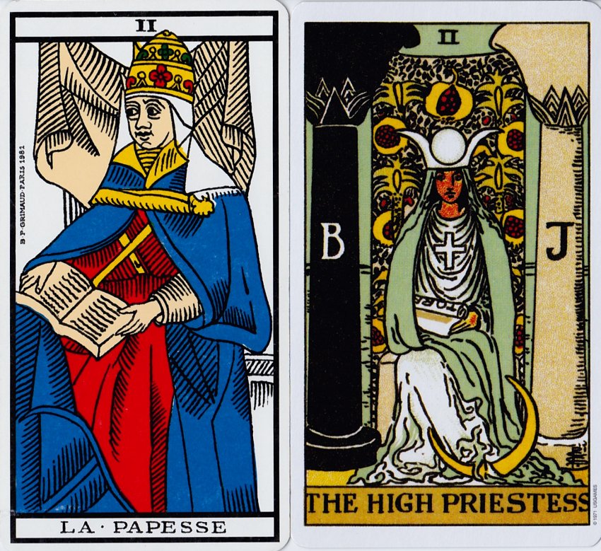 II. PAPESSELa papesse est un personnage puissant. Que ce soit sur le tarot de Marseille ou la version RW, il y a beaucoup de symboles du savoir divin, de la religion. Elle connaît les secrets humains, cosmiques et divins, incarne les qualités féminines d'analyse et d'intuition.