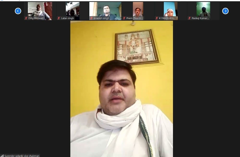 SimmiAhuja_'s tweet image. #KisanKeBol2 सिर्फ एक मुहिम नहीं गूंगी बहरी सरकार को एहसास दिलाना है कि किसान मजदूर वर्ग आज भी है और वो बेहद तकलीफ मे है.

अभी भी समय है हम किसानो मजदूरों को न्याय दे कर नई आशा की किरण संजो सकते है

उसी पहल मे @Kisan_Congress की मुहिम से जुड़े आज बिहार किसानों की #DigitalMeeting