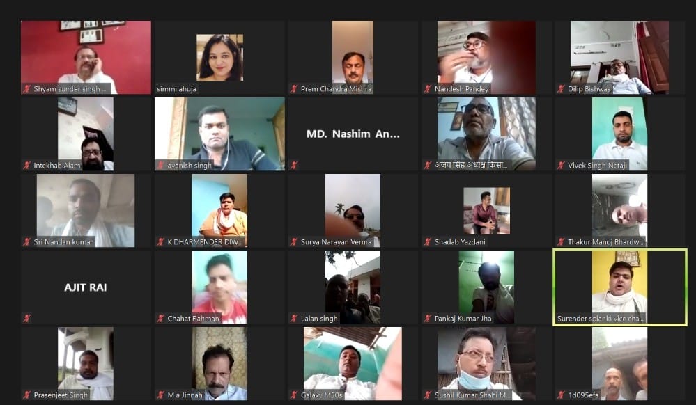 SimmiAhuja_'s tweet image. #KisanKeBol2 सिर्फ एक मुहिम नहीं गूंगी बहरी सरकार को एहसास दिलाना है कि किसान मजदूर वर्ग आज भी है और वो बेहद तकलीफ मे है.

अभी भी समय है हम किसानो मजदूरों को न्याय दे कर नई आशा की किरण संजो सकते है

उसी पहल मे @Kisan_Congress की मुहिम से जुड़े आज बिहार किसानों की #DigitalMeeting