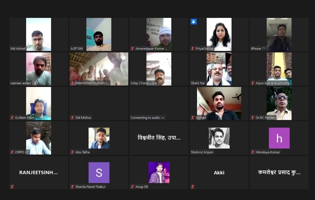 SimmiAhuja_'s tweet image. #KisanKeBol2 सिर्फ एक मुहिम नहीं गूंगी बहरी सरकार को एहसास दिलाना है कि किसान मजदूर वर्ग आज भी है और वो बेहद तकलीफ मे है.

अभी भी समय है हम किसानो मजदूरों को न्याय दे कर नई आशा की किरण संजो सकते है

उसी पहल मे @Kisan_Congress की मुहिम से जुड़े आज बिहार किसानों की #DigitalMeeting