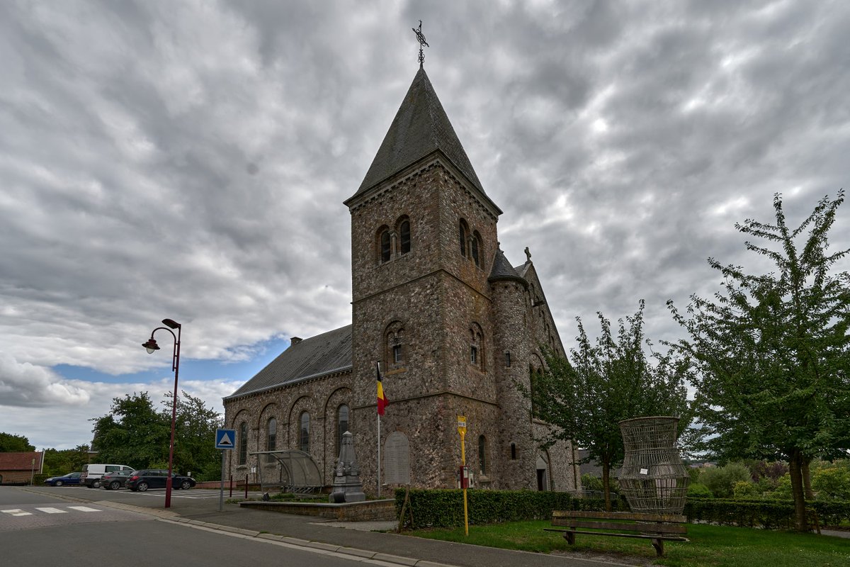 PeetermansRudi's tweet photo. 6 september 2020 15h45. In #Avennes, kerk met zeer mooie kruisweg in reliëf. https://t.co/nFh7YdEYRv
