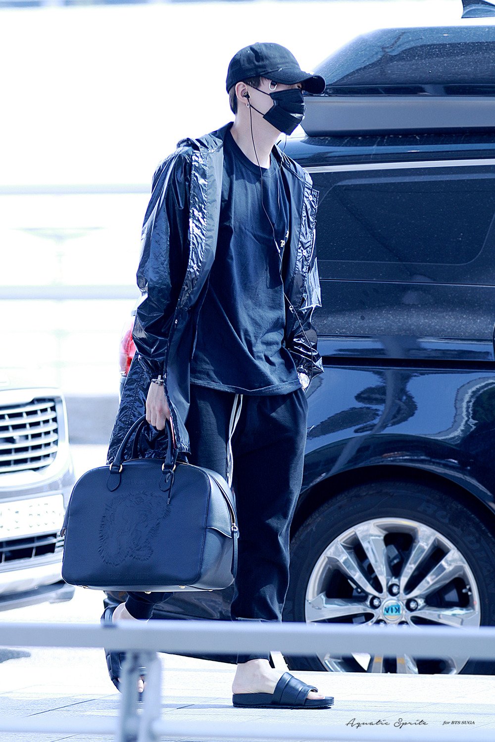 suga pics on X: yoongi's all black airport fashion   / X