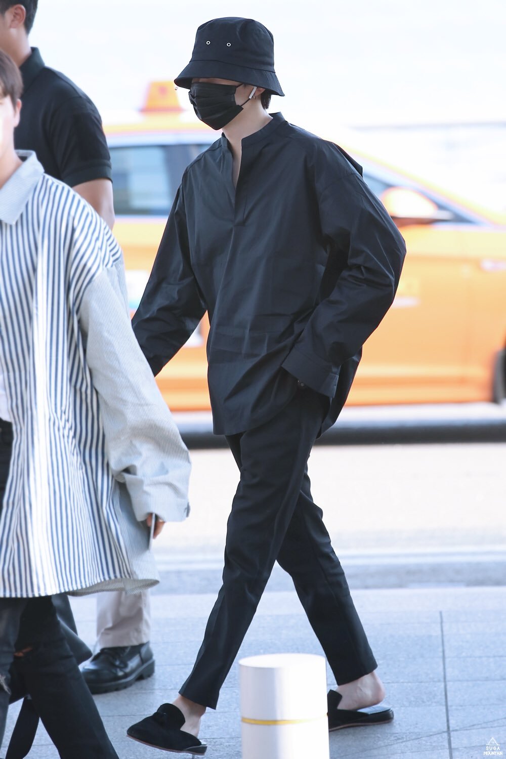 suga pics on X: yoongi's all black airport fashion   / X