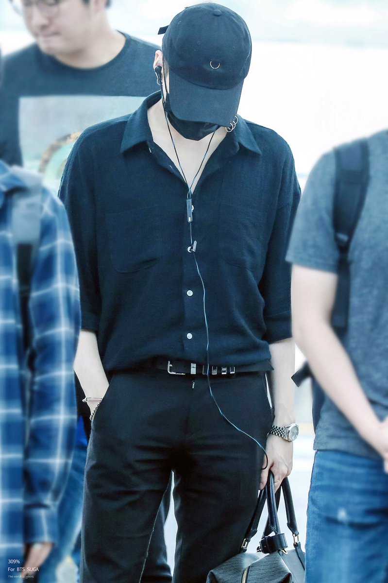minspics's tweet photo. yoongi's all black airport fashion https://t.co/AgEtJqPQ1C