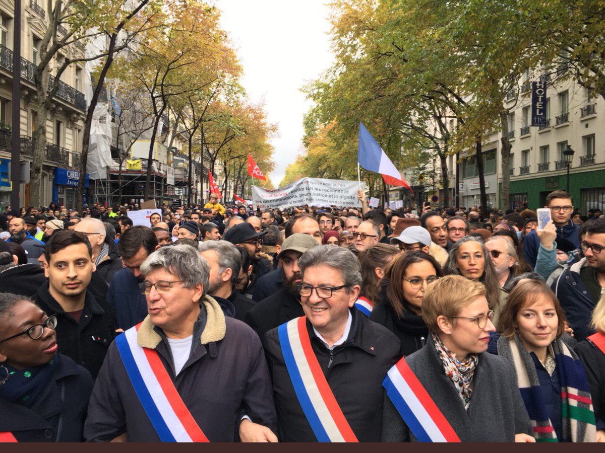 On notera que  #LFI a franchi un pas de plus vers l’extremisme indigéniste. Lors de la manifestation du 10/11, elle avait déjà manifesté avec des islamistes contre « l’islamophobie » et dénoncé des lois liberticides prises contre les musulmans.