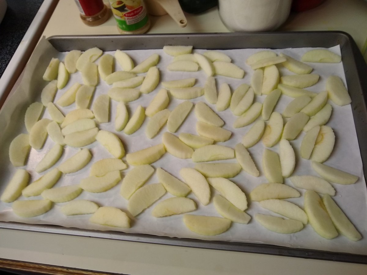 mmmadcccow's tweet photo. Last but not least. Slicing apples for the freezer. That's enough apples for today. I have another crate to work on at a later time. #wildapples https://t.co/n5VpFl8Qyv