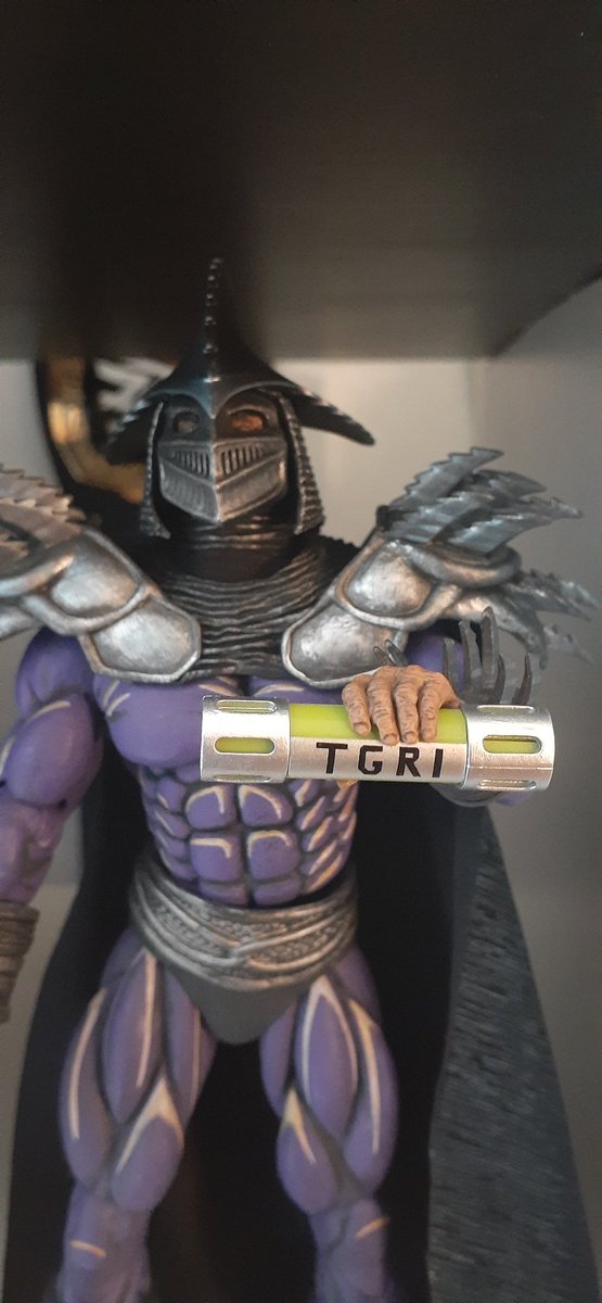 Laboytv's tweet image. Super Shredder by NECA is a must have for any fan of the TMNT2 movie.

SS is a huge figure that almost reaches 9 inches. He comes with a bunch of hands, his staff, and this cool looking TGRI canister. 

Happy Hunting!