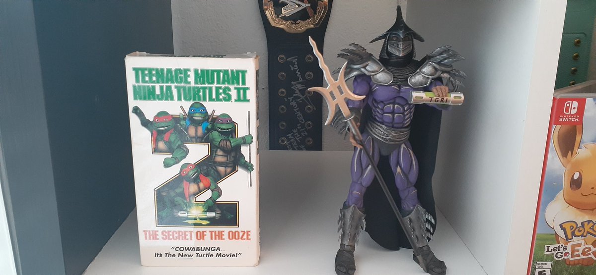 Laboytv's tweet image. Super Shredder by NECA is a must have for any fan of the TMNT2 movie.

SS is a huge figure that almost reaches 9 inches. He comes with a bunch of hands, his staff, and this cool looking TGRI canister. 

Happy Hunting!