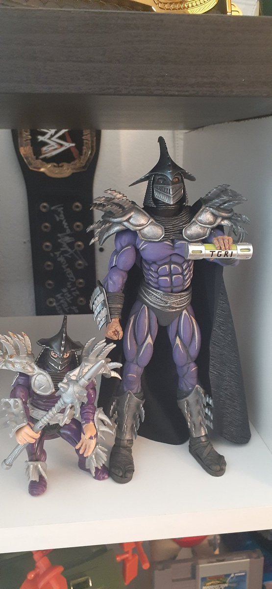 Laboytv's tweet image. Super Shredder by NECA is a must have for any fan of the TMNT2 movie.

SS is a huge figure that almost reaches 9 inches. He comes with a bunch of hands, his staff, and this cool looking TGRI canister. 

Happy Hunting!