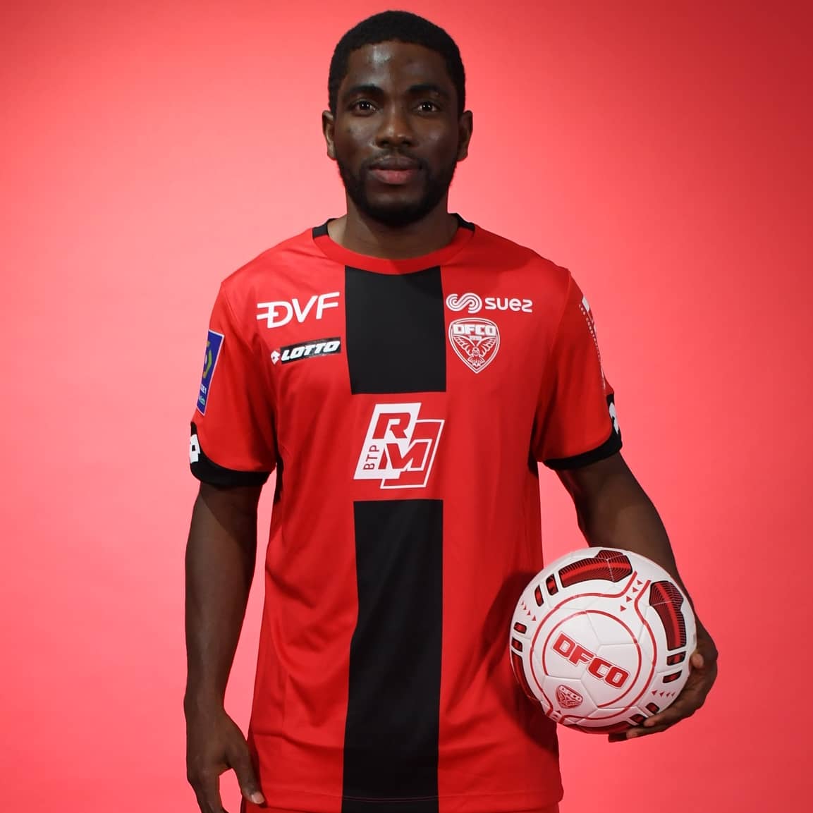DFCO_Officiel's tweet photo. 🤩 JEU CONCOURS #DFCO 😍

Roger #Assalé met en jeu son maillot dédicacé !

Pour tenter ta chance :
1️⃣ Like + Retweete
2️⃣ En commentaires, donne le nom d'un ancien n°15 ivoirien ayant porté le maillot du @DFCO_Officiel !

🍀 Bonne chance ! https://t.co/NNaKaBxaVj