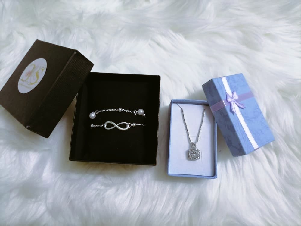 spperfume_'s tweet photo. Gelang kaki dan rantai Crystal zircon single items😍😍😍
#birthdaygirl #happybirthday #necklace #bucketchocolates #bouquetflowers #giftsforher #deliveryshahalam #shahalam #murah #hadiah #rantai #coklat #deliverykl
#surprisebox #surprise #gift #malaysia #sunflowersnecklace https://t.co/8l13GrSZLm