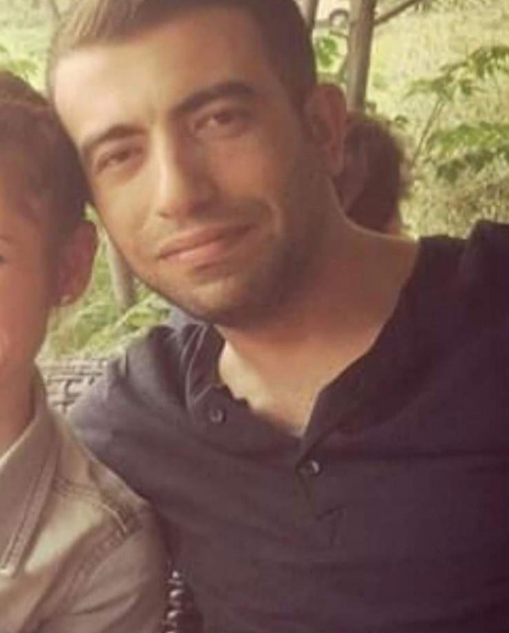 sokaktayiz's tweet photo. Fanzinizimin son sayısında katkıları bulunan Gaziantepspor'lu dostumuz Mustafa Aytekin (marcello) geçirdiği trafik kazası sonucunda maalesef aramızdan ayrılmıştır.
Kendisine Allah'tan rahmet, kederli ailesine ve Gaziantepspor tribünlerine baş sağlığı dileriz.
Mekânı cennet olsun. https://t.co/8EXIt0YWWZ