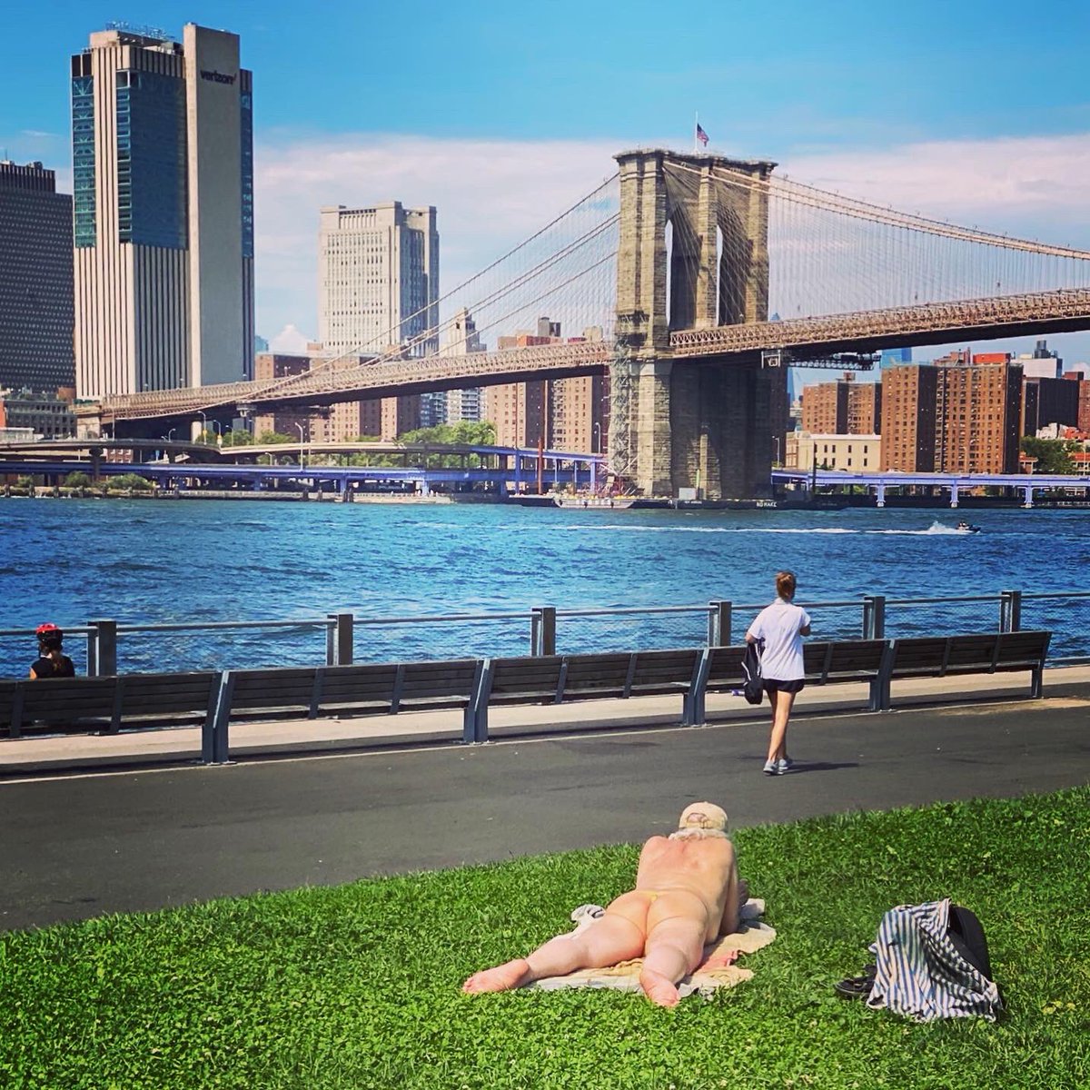 nickkroll's tweet photo. Beautiful full moon beneath Brooklyn Bridge today. https://t.co/vAwv2bd0BO