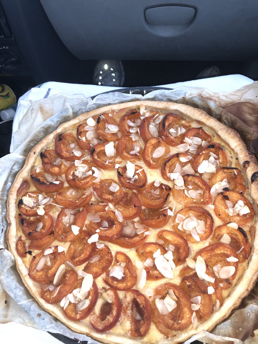 RebeuDeter's tweet photo. ptdrrr mais wesh j'ai la haine j'ai passé l'apres midi a cuisiner une tarte aux abricots pour ma daronne la je lui ramene en voiture et il m'arrive ça en echange j'ai envie de caner https://t.co/ajcBuncD4p