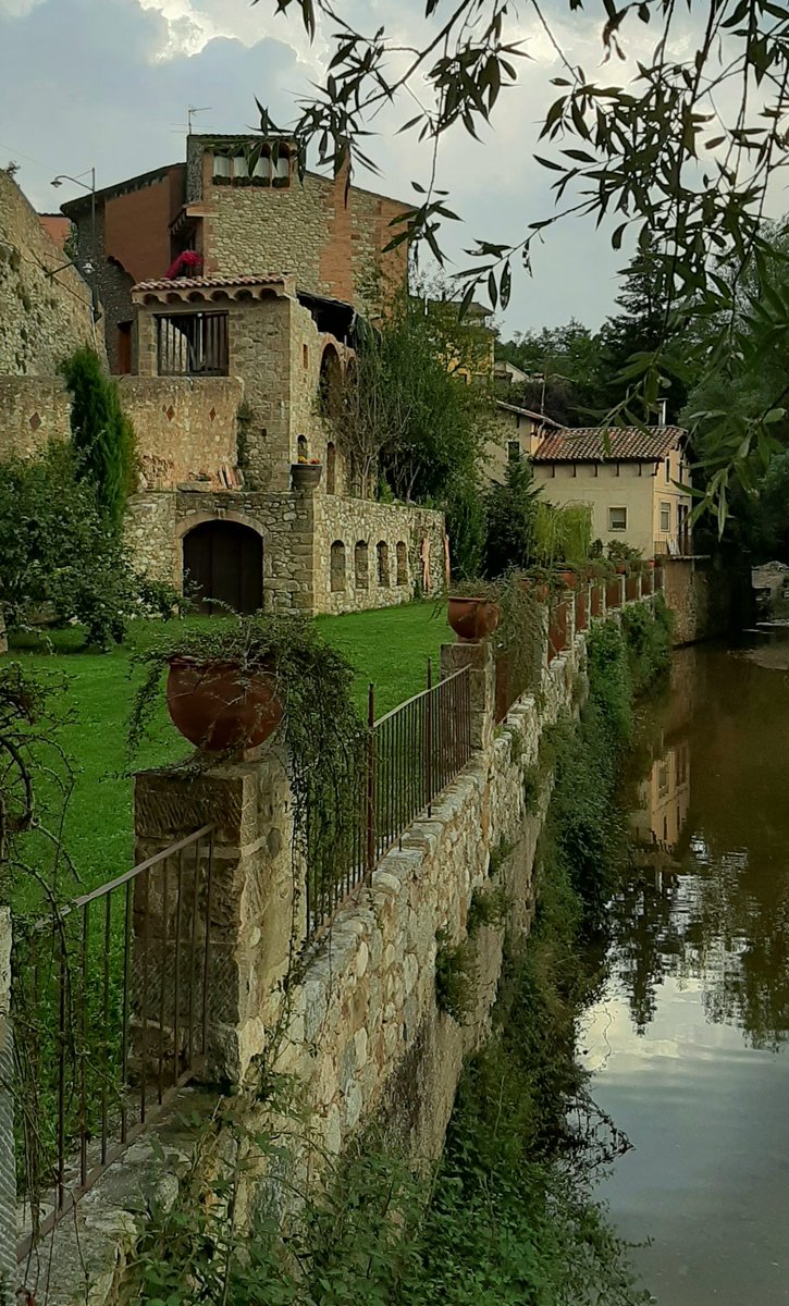 Masredonxa's tweet photo. Hola @A3Catalunya, res que l'altre dia estaven agafant imatges de Sant Joan de les Abadesses i tan sols  varen publicar unes estadídistiques, per si han perdut el registrat aquí 4 imatges de la vila fetes aquesta mateixa tarda. Salut!
#StJoanAb #Ripollès #Catalunya https://t.co/DWj2Lmmqel