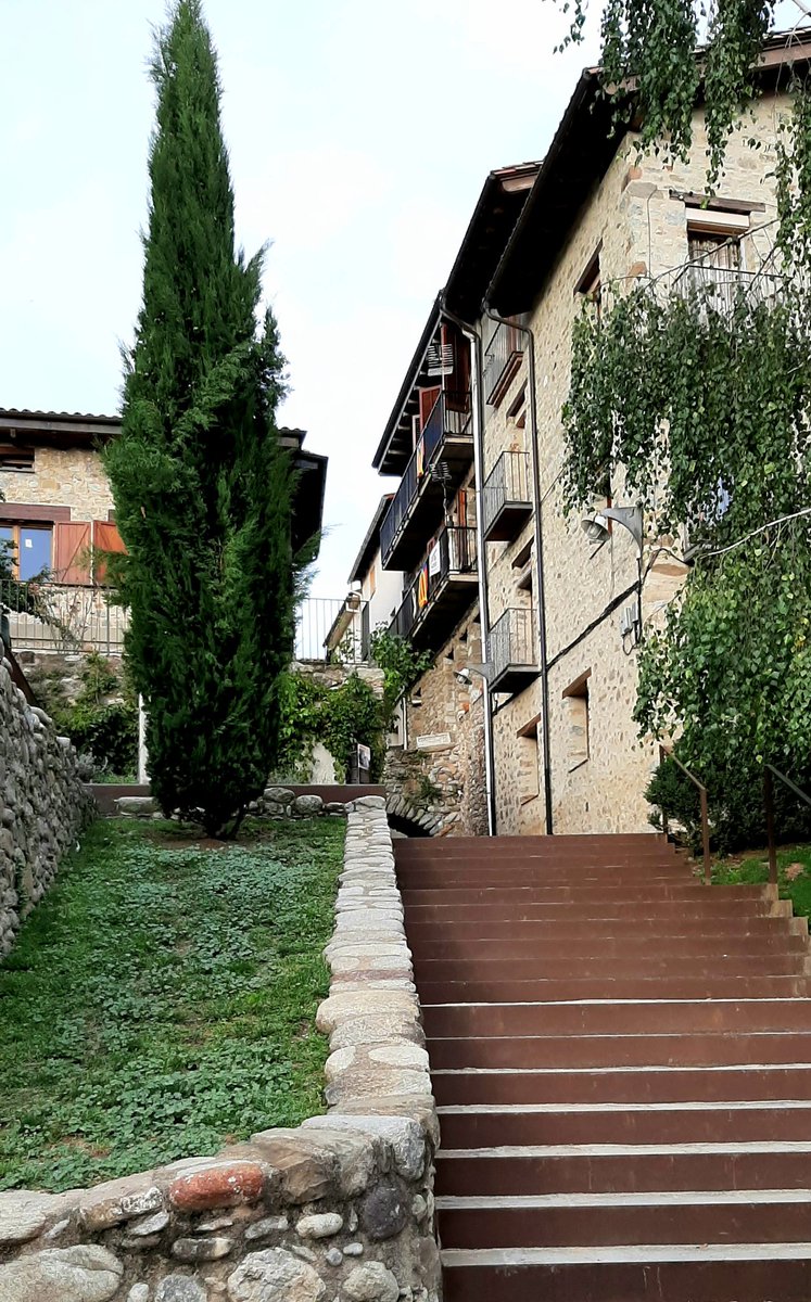 Masredonxa's tweet photo. Hola @A3Catalunya, res que l'altre dia estaven agafant imatges de Sant Joan de les Abadesses i tan sols  varen publicar unes estadídistiques, per si han perdut el registrat aquí 4 imatges de la vila fetes aquesta mateixa tarda. Salut!
#StJoanAb #Ripollès #Catalunya https://t.co/DWj2Lmmqel
