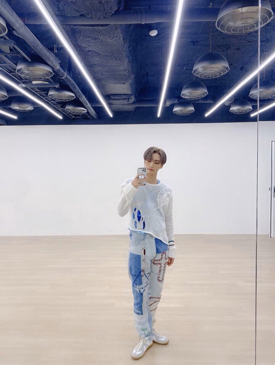 ATEEZofficial's tweet photo. [#성화] 에이티니❤🧡💛💚💙💜
#ATEEZ #에이티즈 https://t.co/7RFjnfdabF