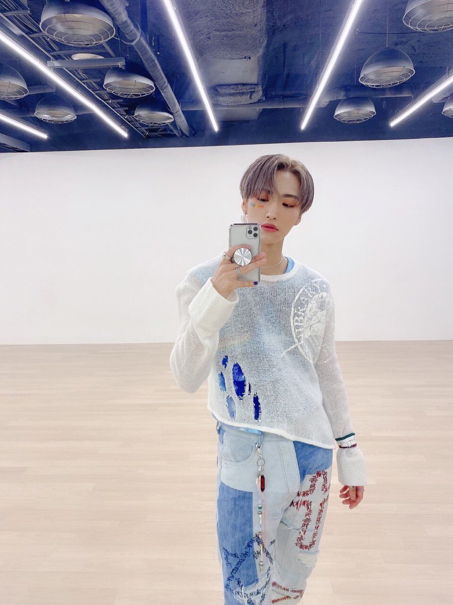 ATEEZofficial's tweet photo. [#성화] 에이티니❤🧡💛💚💙💜
#ATEEZ #에이티즈 https://t.co/7RFjnfdabF