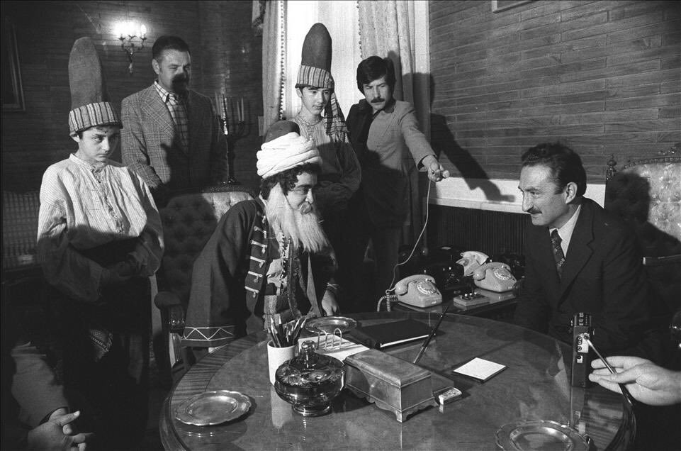 Eskiden başkanlara sorular sorup dalga geçebilen sanatçılar vardı,
Şimdi ise halkı sömüren başkanlara yalakalık yapıp cebini doldurmaya çalışan yancılar var..