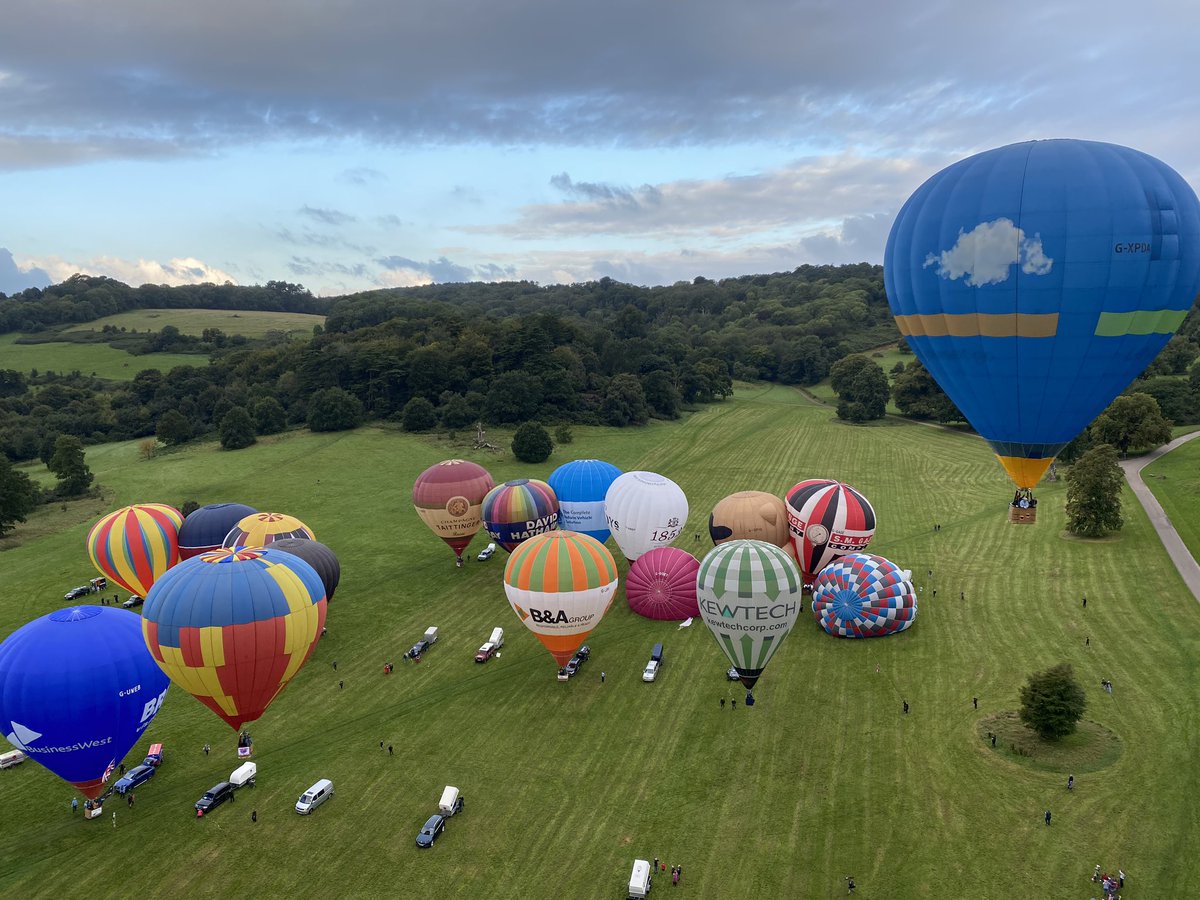 therealflooper's tweet photo. Beautiful flight this morning and all for a good cause. Donating flights to key workers and carers. Just over 30 balloons flying over Bristol. Perfect.
#balloon #flight #aviation #keyworkerballoonflight #keyworker #nhs #beautiful #morning https://t.co/iBSqInoWpX