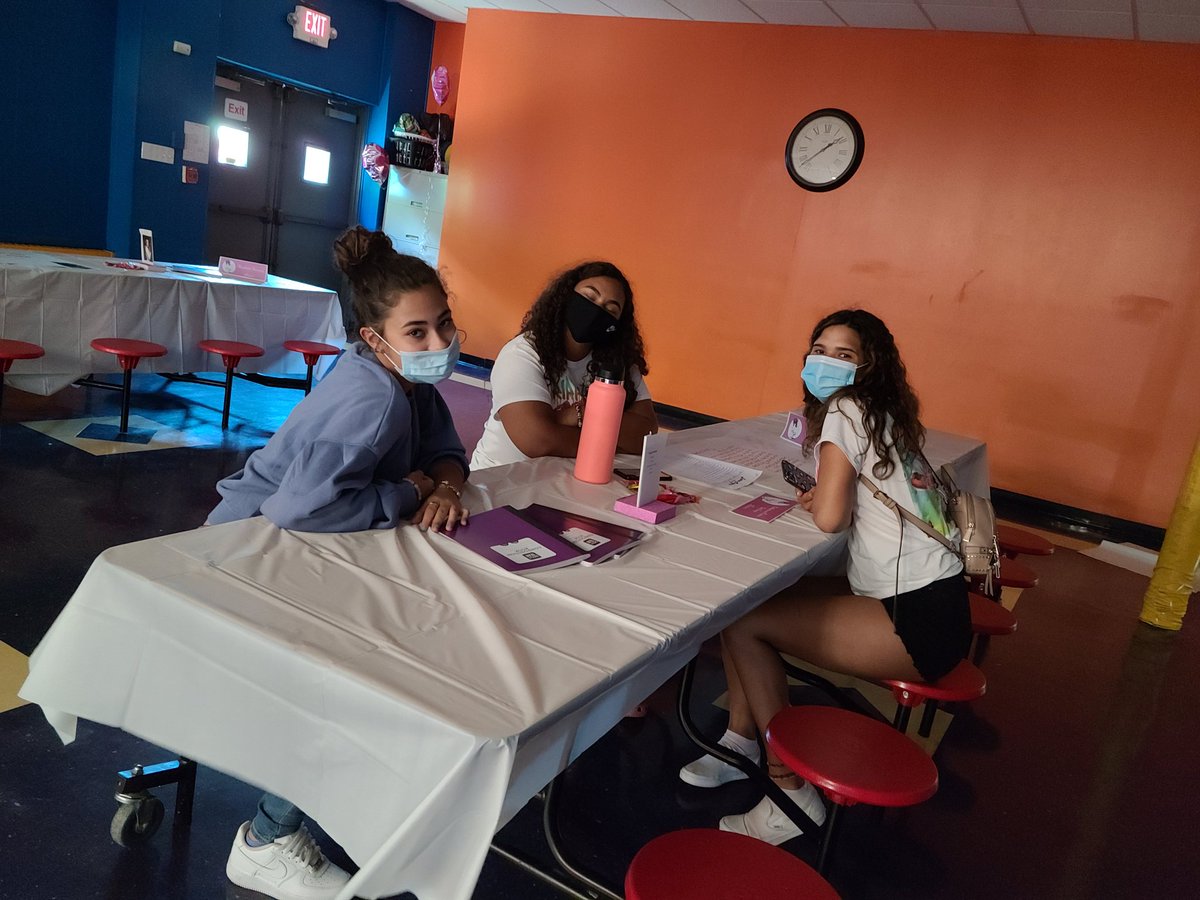 PRAHD's tweet photo. Entre Mujeres Open House was a success!! If you know of a teenage girl that wants to join, please contact us asap. There are only a few spots left! @WeAreUnidosUS @UPS https://t.co/Ozfpe6pvNj