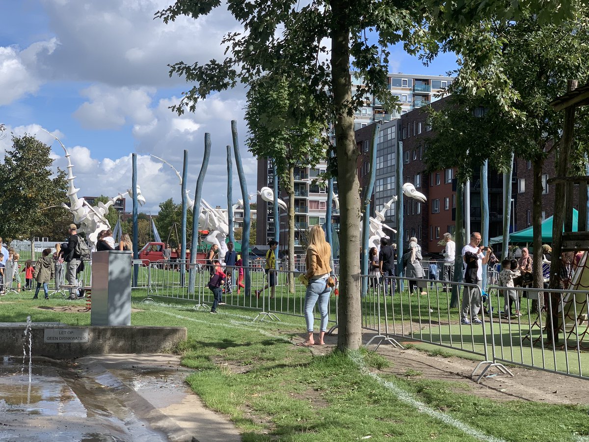 MelanieOderwald's tweet photo. #Mooiweerspelen in het #Poptapark, met leuke muziek, een nazomers zonnetje en #birdman die met hun grote vogelpoten tussen de kinderen ondanks de noodzakelijke coronamaatregelen zorgen vóór straattheater als vanouds, mooi dat dit evenement door kon gaan https://t.co/LxCc2lYBdO