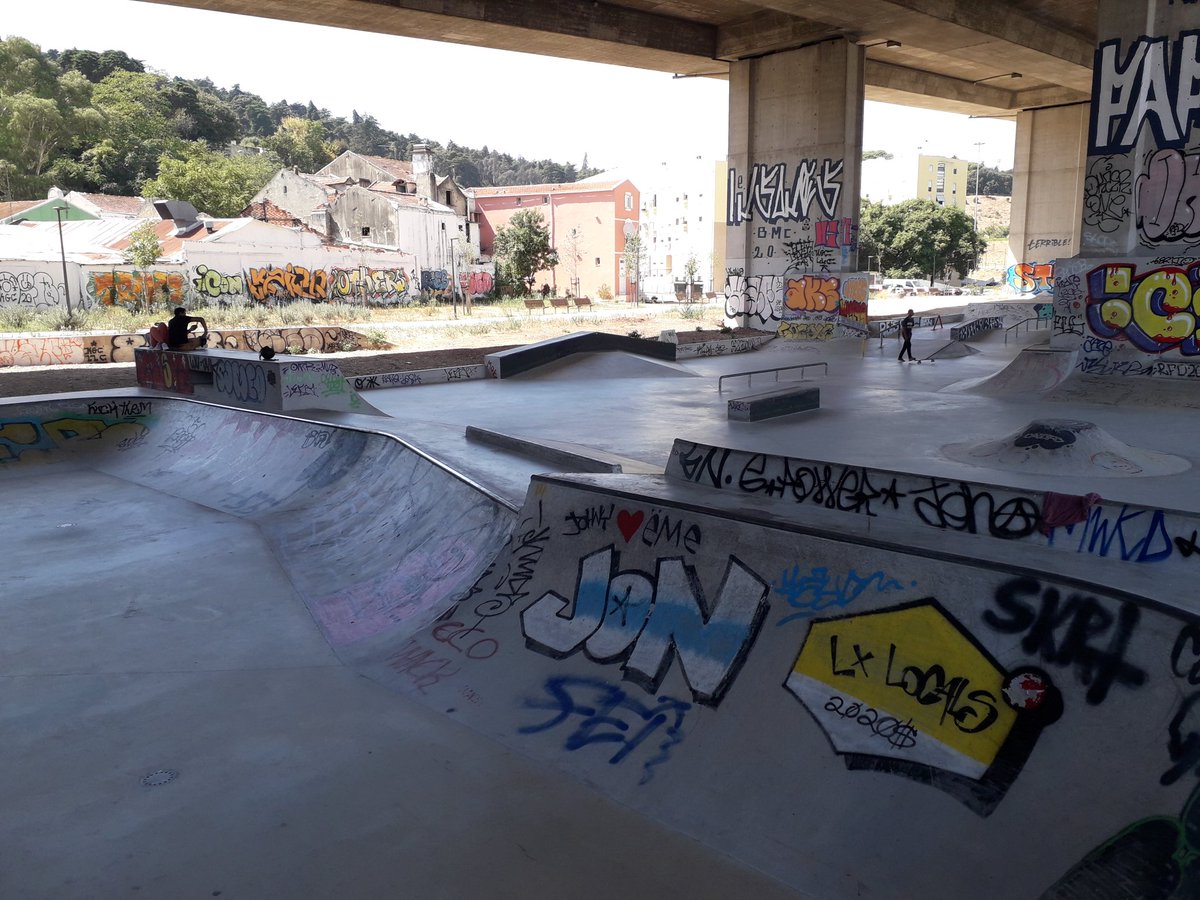 GaianBrito's tweet photo. Excelente design e localizacao do #skateparque de #Campolide sob o eixo Norte-Sul, @CamaraLisboa. Mas para quando uma entrada em condicoes? https://t.co/WAq89lF8dF