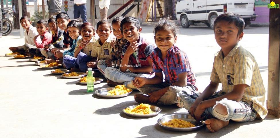 smilefoundation's tweet photo. Combating imminent threat to global food security &amp; loss in #nutrition among children, we've taken the mission to provide food &amp; support to vulnerable &amp; high-risk families &amp; disseminate COVID-19 advisories among rural communities.
#PoshanMaah #IndiaShares
https://t.co/gjAxwAkO0l https://t.co/5V0PdJfrmZ