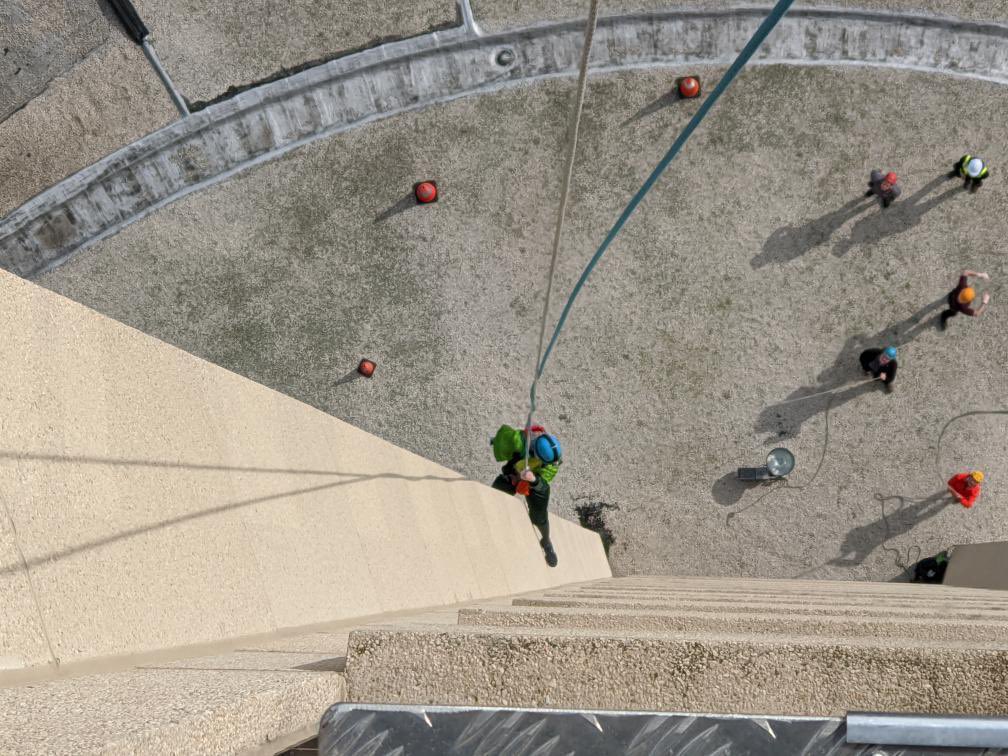 essiedavisdaily's tweet image. Essie abseiled from Tasmania’s tallest building today, all for the worthy cause of medical research (and wildlife conservation, too)!  Check out these photos of her in action! 
📸 1&amp;amp;2: Richard Jupe
📸 3&amp;amp;4: Macca Green (on Instagram)