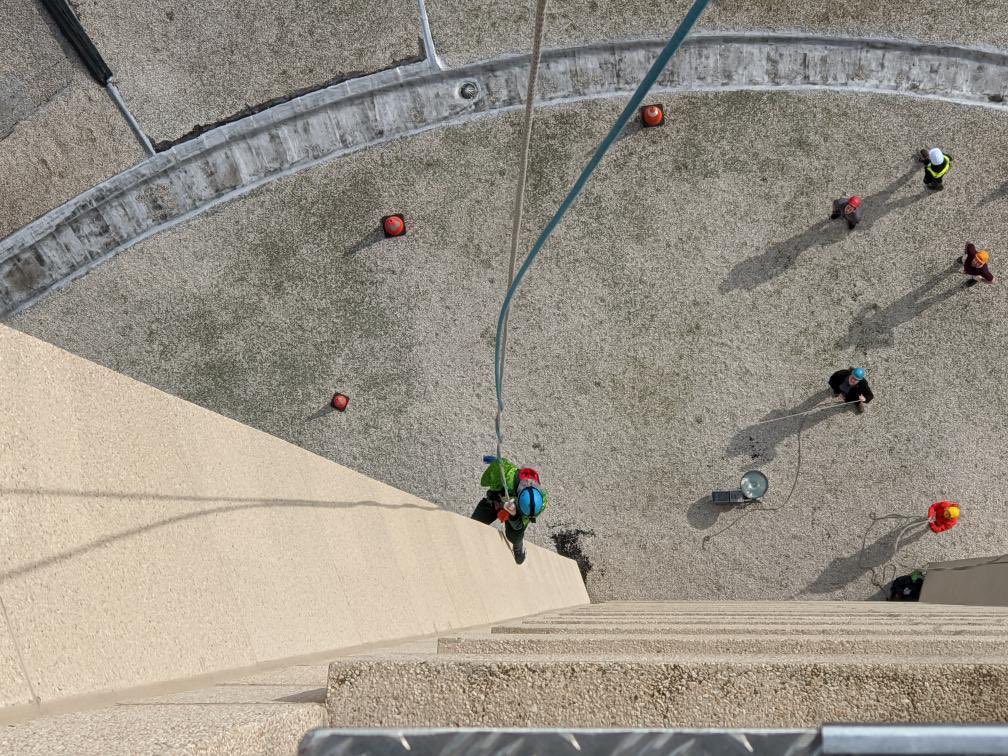 essiedavisdaily's tweet image. Essie abseiled from Tasmania’s tallest building today, all for the worthy cause of medical research (and wildlife conservation, too)!  Check out these photos of her in action! 
📸 1&amp;amp;2: Richard Jupe
📸 3&amp;amp;4: Macca Green (on Instagram)
