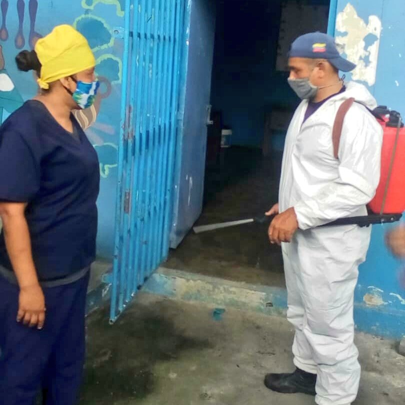 alcaldiajjm1's tweet photo. En pandemia a través de la campaña #PorqueTeQuieroTeCuido impulsada por nuestra Alc.@VillegasKarelia se han realizado en el lapso Junio, Julio y Agosto, más de 400 desinfecciones (casas,centros de salud,escuelas y empresas) @rafaellacava10 @MVzlaBella

 #205AñosDeLaCartaDeJamaica https://t.co/hzM4sewvmS