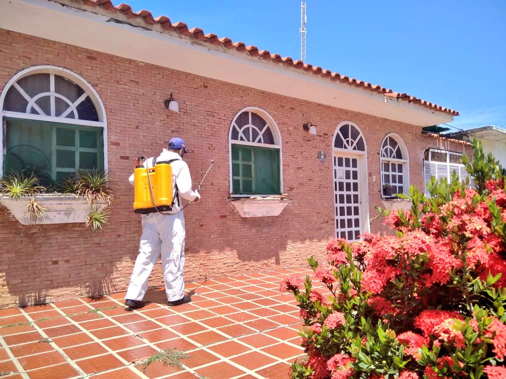 alcaldiajjm1's tweet photo. En pandemia a través de la campaña #PorqueTeQuieroTeCuido impulsada por nuestra Alc.@VillegasKarelia se han realizado en el lapso Junio, Julio y Agosto, más de 400 desinfecciones (casas,centros de salud,escuelas y empresas) @rafaellacava10 @MVzlaBella

 #205AñosDeLaCartaDeJamaica https://t.co/hzM4sewvmS